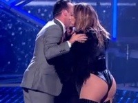 Jennifer Lopez pobúrila divákov, keď v priamom prenose poodhalila značnú časť najintímnejších partií.