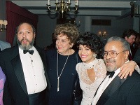 Jean Stapleton (druhá zľava) v spoločnosti Augusta Wilsona, Lloyda Richardsa a Debbie Allen