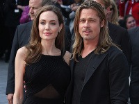 Angelina Jolie po boku partnera Brada Pitta vystúpila verejne po prvý raz od amputácie prsníkov.