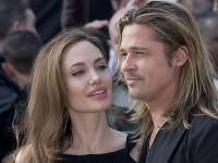 Angelina Jolie po boku partnera Brada Pitta vystúpila verejne po prvý raz od amputácie prsníkov.