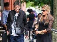 Rocker Lou Reed je po náročnej transplantácii pečene zúbožený a ledva chodí.