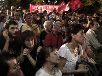 Grécka vláda zrušila verejnoprávnu TV a rozhlas, ľudia zareagovali búrlivými protestmi.