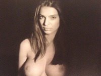 V minulosti ukázala Emily Ratajkowski svoje prsia v plnej kráse. 
