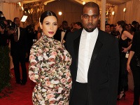 Kim Kardashian a Kanye West sú už rodičmi