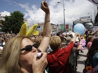 Tisícky ľudí sa v nedeľu vo večerných hodinách zhromaždili pred bosnianskym parlamentom v Sarajeve