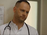 Pavol Bruchala stvárňuje v seriáli Búrlivé víno lekára Drahoša Škorca. 
