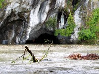 Povodňová voda zmiešaná s bahnom zaplavila aj miestnu jaskyňu, údajné dejisko mariánskych zjavení.