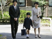 Prince Hisahito, sprevádzaný svojimi rodičmi: princom Akishinom a princeznou Kiko 