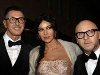 Monica Bellucci pózuje s Domenicom Dolcem (vpravo) a Stefanom Gabbanom