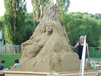 Pri vode vznikli aj úžasné sochy z piesku. 