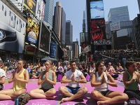 Na newyorskom Times Square oslavovali letný slnovrat jogou