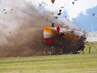 Na leteckej šou v Daytone sa zrútilo akrobatické lietadlo s kaskadérkou
