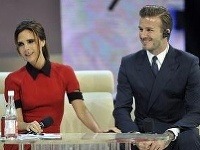 David a Victoria Beckhamovci v čínskej talkšou ako príjemný párik.