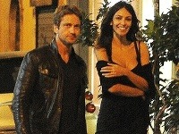 Gerard Butler sa krátko po rozchode opäť šťastne usmieva po boku staronovej milenky Madaliny Ghenea.