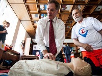 Pavol Hrušovský poskytuje prvú pomoc počas Dňa prvej pomoci v Národnej rade SR