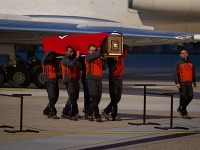 Vládny špeciál priviezol rakvy s pozostatkami slovenských horolezcov Petra Šperku a Antona Dobeša, ktorí zahynuli pri sobotňajšom teroristickom útoku v Pakistane, na bratislavské Letisko M. R. Štefánika.