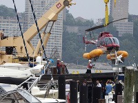 Na hladine rieky Hudson pristál vrtuľník so štyrmi švédskymi turistami a pilotom