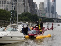 Na hladine rieky Hudson pristál vrtuľník so štyrmi švédskymi turistami a pilotom