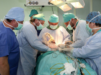 V Košiciach vložili prvému pacientovi unikátny implantát, vyvinutý na Slovensku. V hlave má 400 gramový plát titanu.