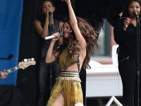 Selena Gomez ako sexi dvadsiatka na pódiu odhalila, čo nosí pod sukňou.