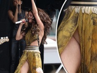 Selena Gomez ako sexi dvadsiatka na pódiu odhalila, čo nosí pod sukňou.