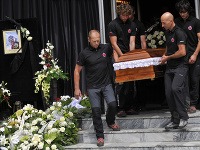 Členovia Horskej záchrannej služby (HZS) nesú truhlu s pozostatkami počas poslednej rozlúčky s horolezcom Antonom Dobešom