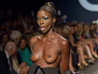 Modelke na prehliadke renomovaného návrhára povolil outfit, vďaka čomu nechtiac odhalila svoje nahé poprsie v celej kráse.