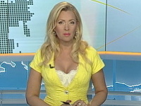 Adriana Kmotríková si obliekla vyzývavý top, ktorý pripomína negližé. 