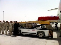 Telesné pozostatky vojaka, ktorého zabil terorista v Afganistane, nakladajú do vládneho špeciálu na letisku v Kandaháre