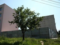 Košická mestská časť Západ oplotila parkoviská dvojmetrovým múrom.
