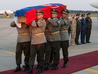 Telo zabitého vojaka už je na Slovensku