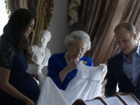 Tehotná Kate Middleton a princ William sa o svoju pýchu radi podelia aj s kráľovnou.