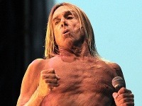 Iggy Pop stále koncertuje hore bez, aj keď jeho vyziabnuté a vráskavé telo naháňa hrôzu.
