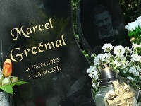 Marcel Grečmal sa na ľudí usmieva aj zo svojho náhrobku. 
