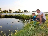 Patrik Švajda učil svojho synčeka Lea loviť ryby. 