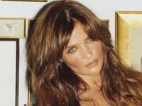 Helena Christensen ani v zrelom veku neváha dráždiť odhaleným telom.