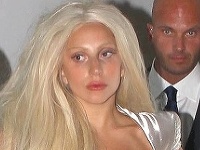 Lady Gaga sa vracia na scénu s vylepšeným zovňajškom, ku ktorému si pravdepodobne dopomohla pod rukami plastického chirurga.