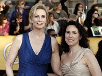 Jane Lynch a Lara Embry
