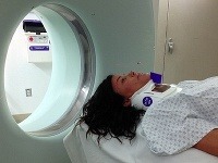 Janice Dickinson straší v nemocnici bez mejkapu - podrobila sa viacerým vyšetreniam vrátane MRI.