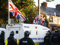 Severoírsky Belfast sa už tretím dňom zmieta v násilnostiach