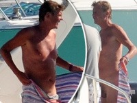 Princ Ernst August z Hanoveru pri prezliekaní plaviek odhalil aj najintímnejšie partie.