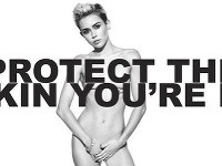 Dvadsaťročná Miley Cyrus sa nechala zvečniť úplne nahá, pričom si schovala len najintímnejšie partie medzi nohami.