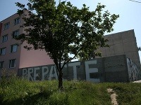 Na múre v susedstve Lunika IX. sa objavil nápis „PREPÁČTE“