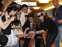 Angelina Jolie s partnerom Bradom Pittom a deťmi na japonskom letisku
