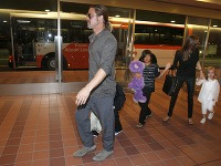 Angelina Jolie s partnerom Bradom Pittom a deťmi na japonskom letisku