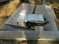 Trinásť hrobov poškodil neznámy páchateľ počas víkendu na Národnom cintoríne v Martine.