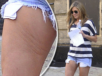 Jennifer Aniston v šortkách