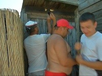 Dušan a Ivan zavreli Danu do latríny a hádzali na ňu petardy, tzv. piráty. 