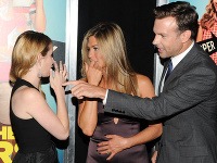 Jennifer Aniston na premiére ukázala vypuklé bruško, ktoré si podvedome hladila.