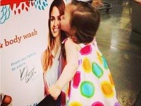Cudzie dievčatko samo od seba bozkáva Jessicu Albu na obrázku kampane jej spoločnosti.